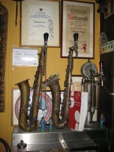Restaurante Museu dos Presuntos | as torneiras-saxofone